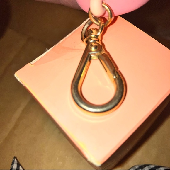 RARE Victoria’s Secret MINI Bluetooth Speaker Bag Charm KEYCHAIN - Picture 2 of 6